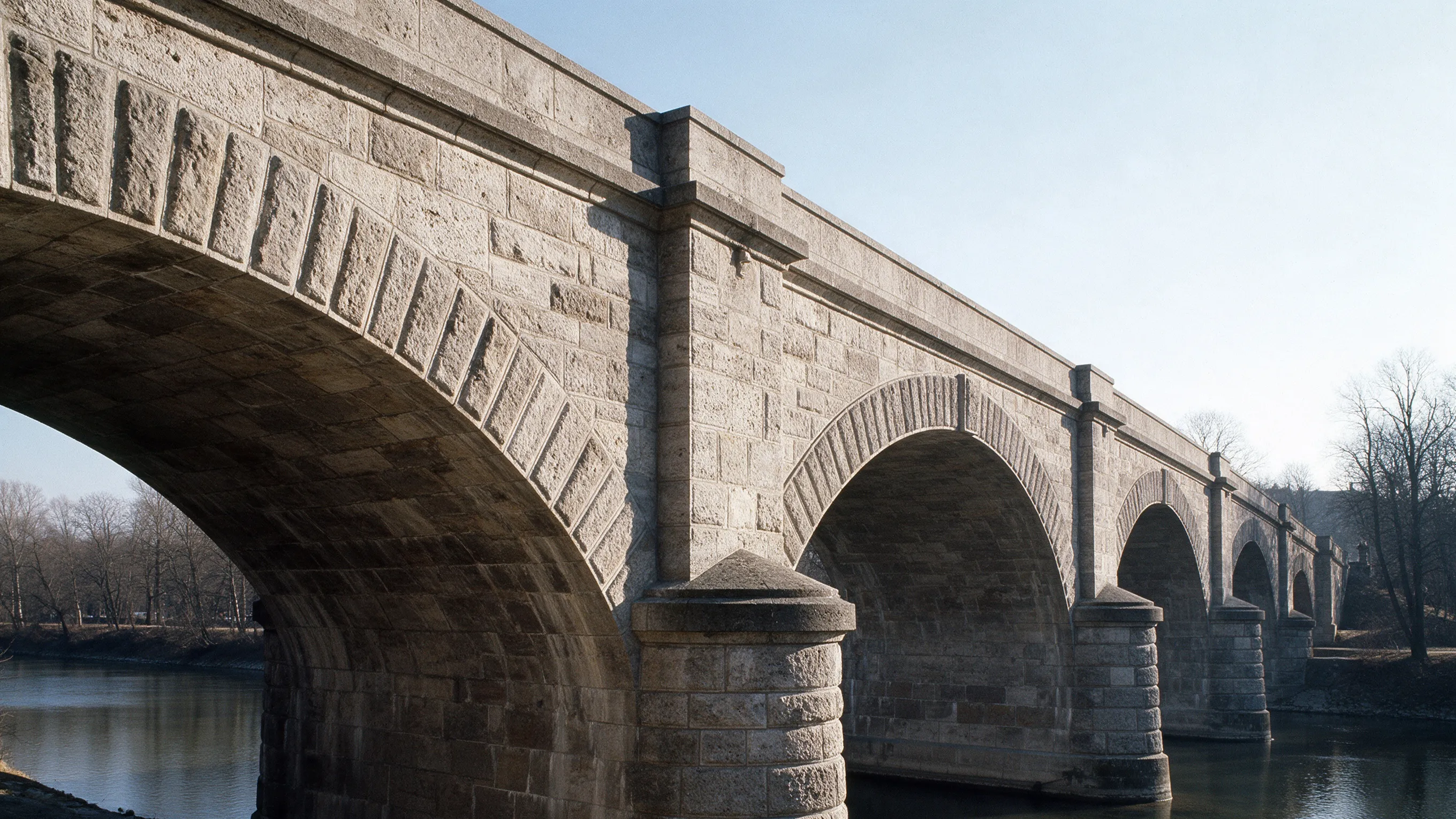 Steinbögen der Luitpoldbrücke über die Isar in München, Symbolbild